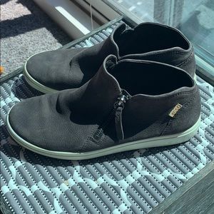 Ecco soft women’s low booties